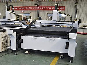 Фото 18 - MetalTec 1530C (3000W) оптоволоконный лазерный станок для резки металла с ручной сменой рабочих столов.