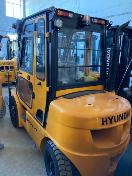 Фото 28 - Вилочный погрузчик Hyundai 30LE-7.