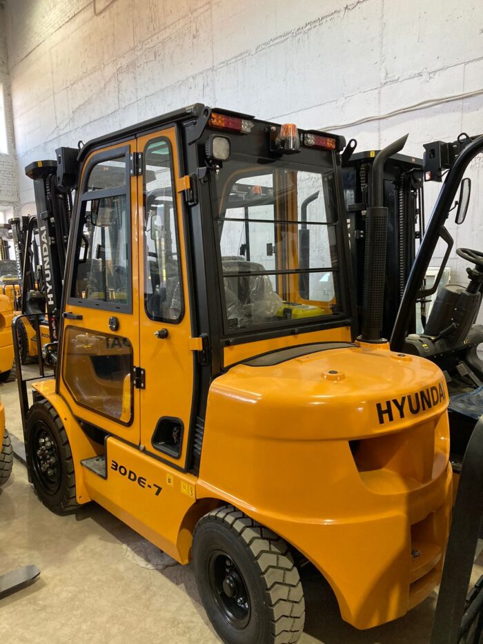 Фото 8 - Вилочный погрузчик Hyundai 30LE-7.